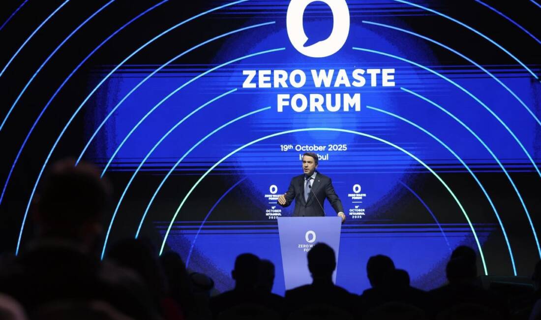 Enerji ve Tabii Kaynaklar Bakanı Alparslan Bayraktar, İstanbul'da düzenlenen ödül