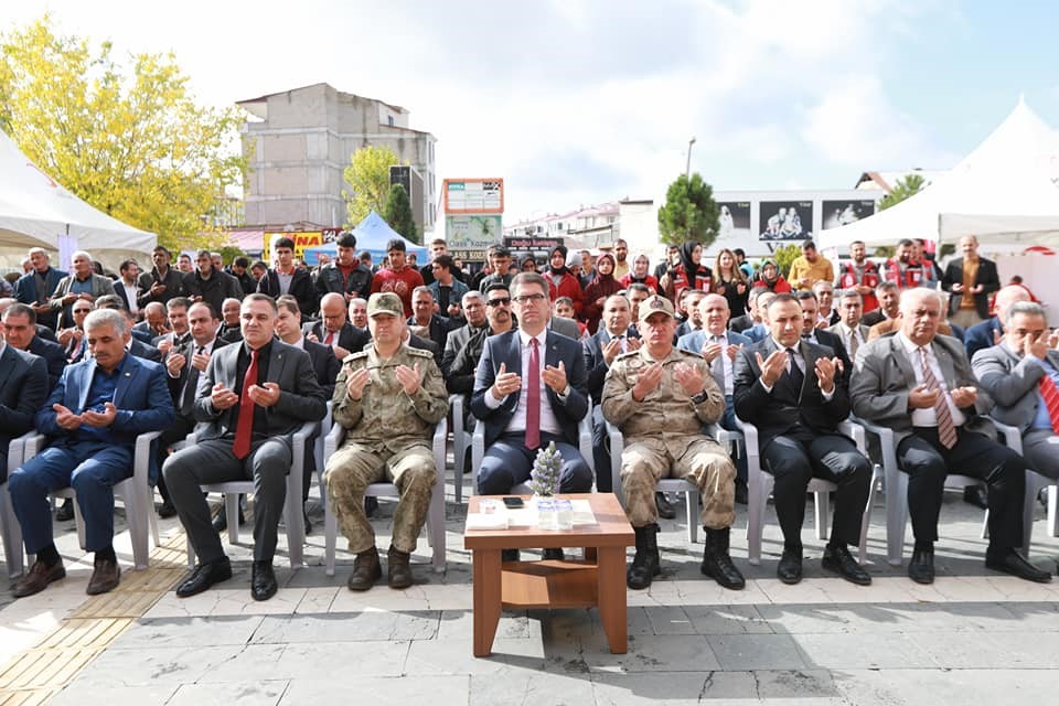 Van'ın Erciş ilçesinde, 2011 depreminin 14. yıl dönümünde anma programı