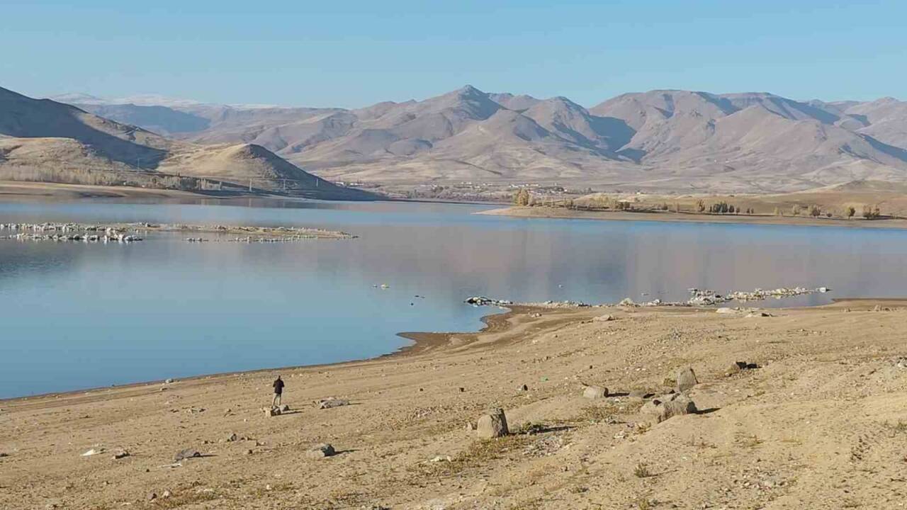 Van'ın Erciş ilçesinde süren kuraklık, Koçköprü Barajı'nın su seviyesini kritik