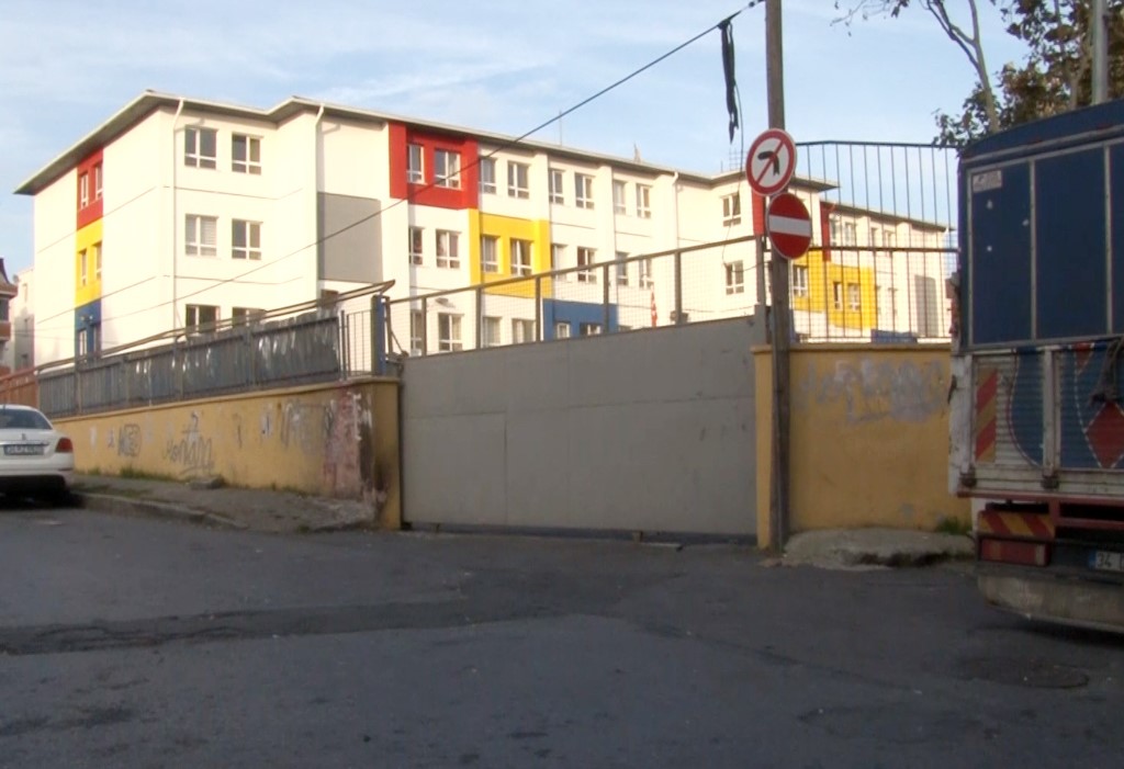 Eyüpsultan'da bir ilkokulda çocukların oynarken kapıyı çekmeleri sonucu kapı 4