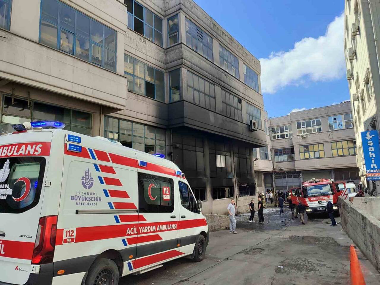 Eyüpsultan ilçesinde, Rami Kışla Caddesi'nde bulunan 4 katlı iş merkezinin