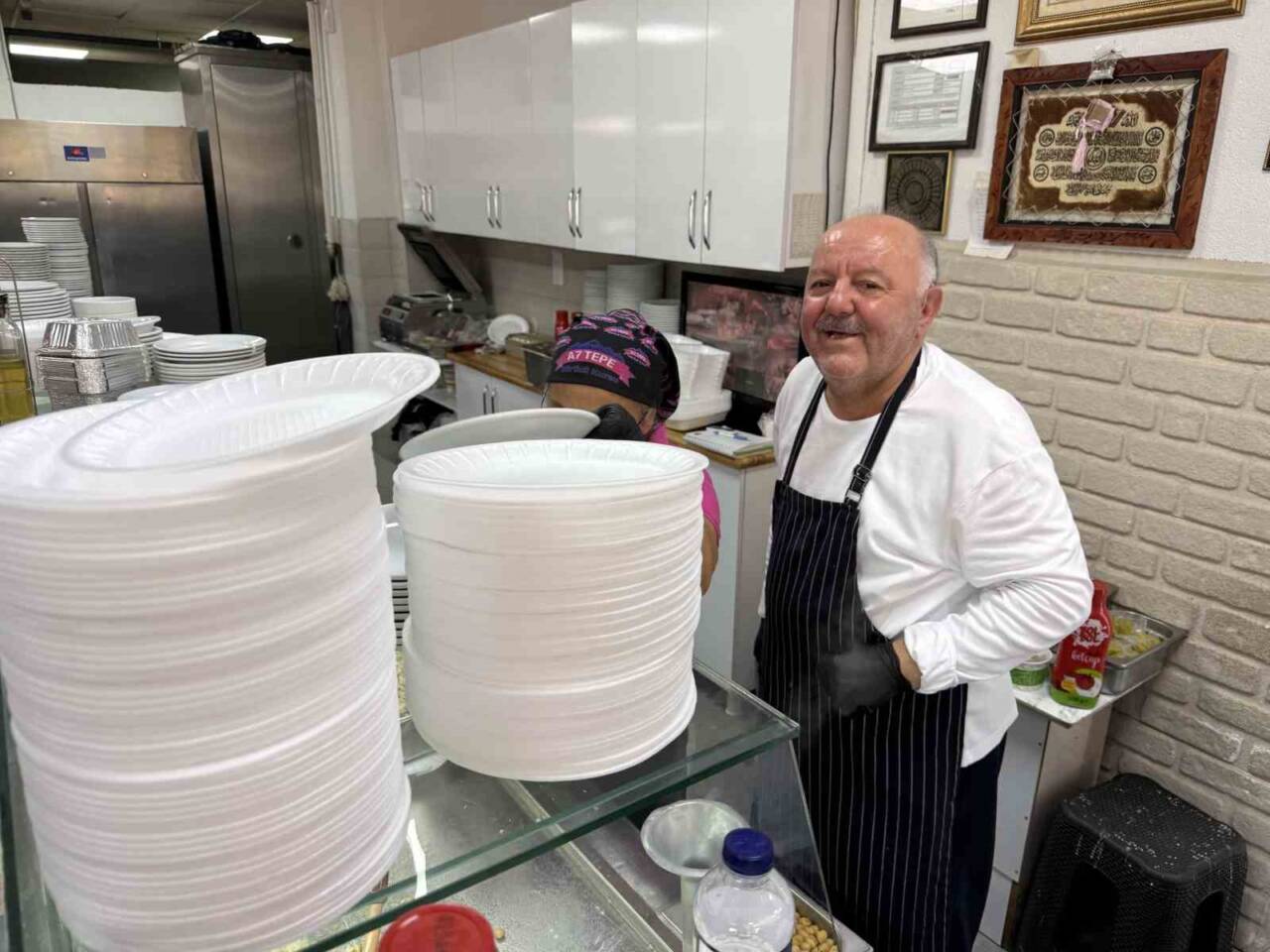 Avcılar'da "Pilavcı Haluk Baba" olarak bilinen Haluk Coşar, 16 yıldır