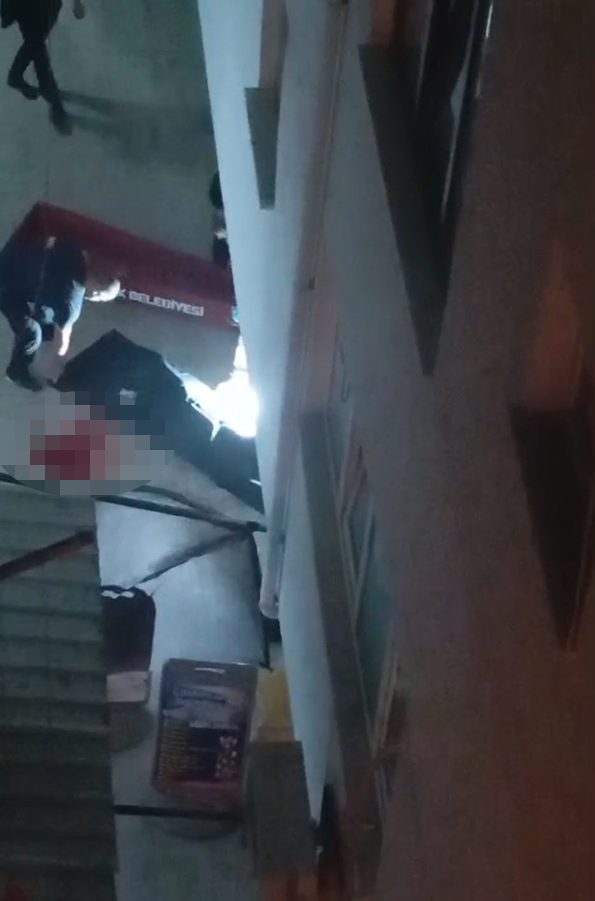 Yalova'nın Çınarcık ilçesinde ünlü sanatçı Güllü, 5. kattaki evinin penceresinden