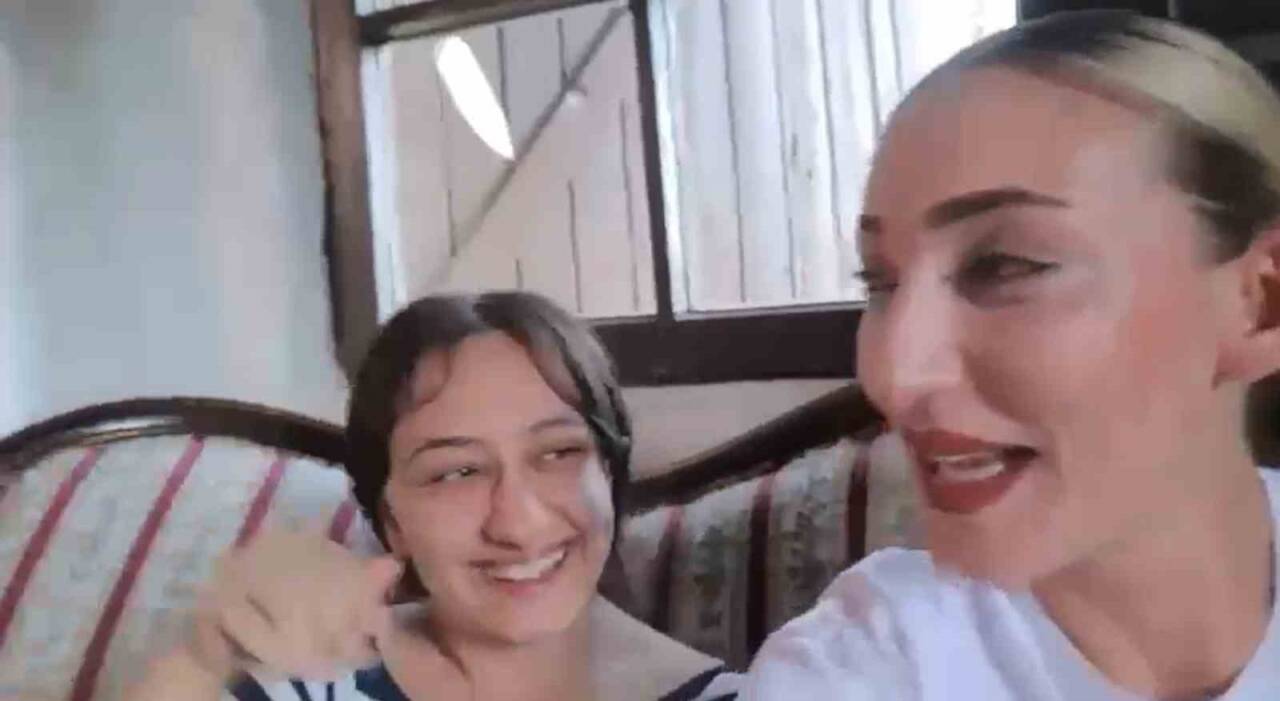 Yalova'nın Çınarcık ilçesinde ünlü sanatçı Güllü (Gül Tut), 26 Eylül