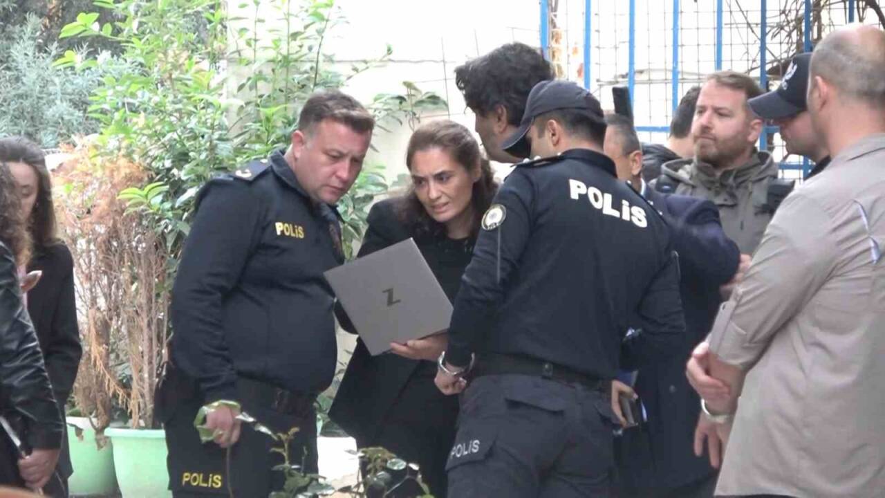 Yalova'nın Çınarcık ilçesinde ünlü sanatçı Gül Tut, kızı ve arkadaşıyla