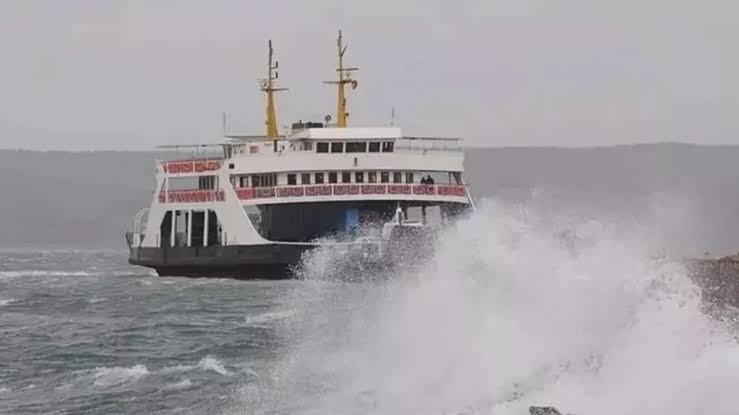 Marmara Denizi'ndeki şiddetli rüzgar ve dalgalar, deniz ulaşımında aksamalara yol