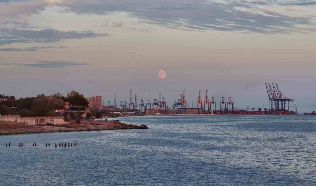 İstanbul'daki Ambarlı Limanı, dolunayın güzelliğiyle birleşerek izleyenlere etkileyici manzaralar sundu.