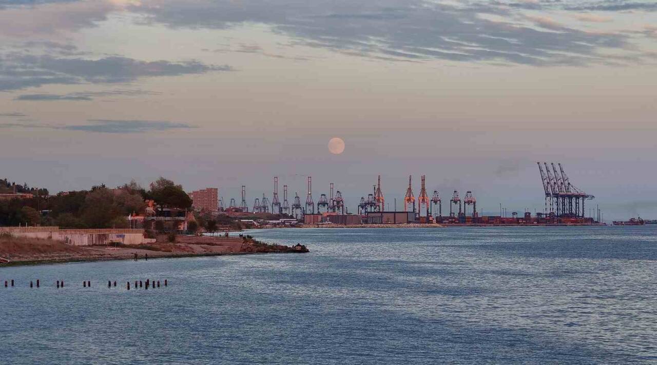 İstanbul'daki Ambarlı Limanı, dolunayın güzelliğiyle birleşerek izleyenlere etkileyici manzaralar sundu.