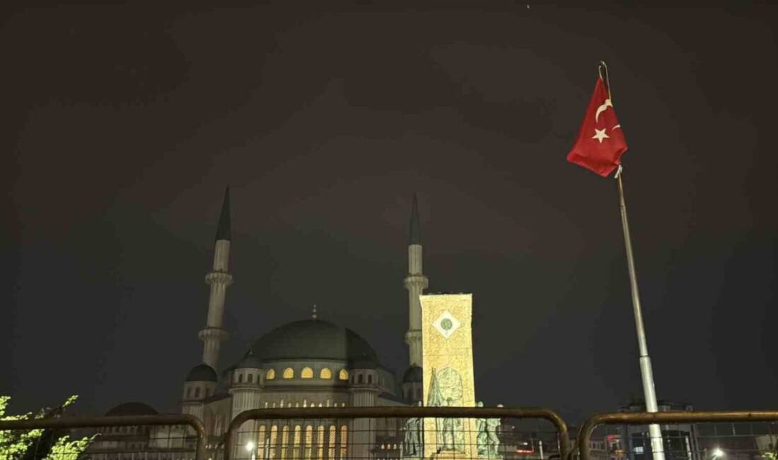 Meteoroloji Genel Müdürlüğü’nün uyarılarının ardından İstanbul'da gece saatlerinde başlayan yağmurun