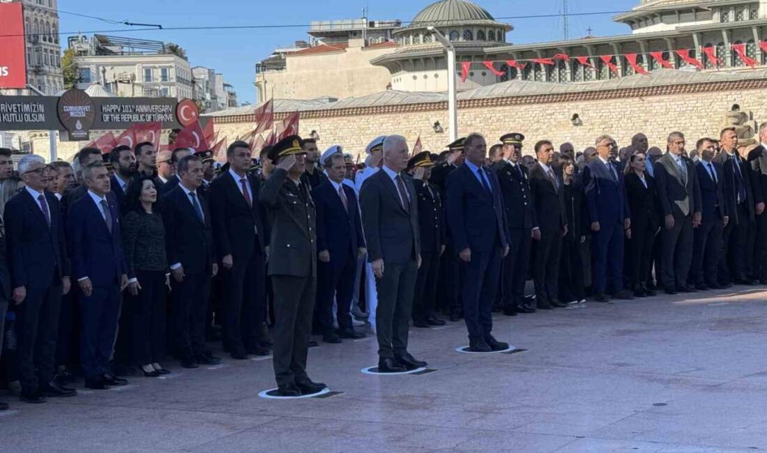 İstanbul'un düşman işgalinden kurtuluşunun 102. yıl dönümü, Taksim Cumhuriyet Anıtı'nda