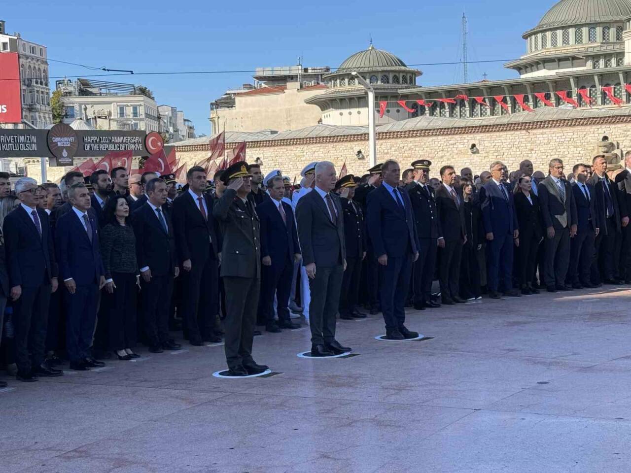 İstanbul'un düşman işgalinden kurtuluşunun 102. yıl dönümü, Taksim Cumhuriyet Anıtı'nda