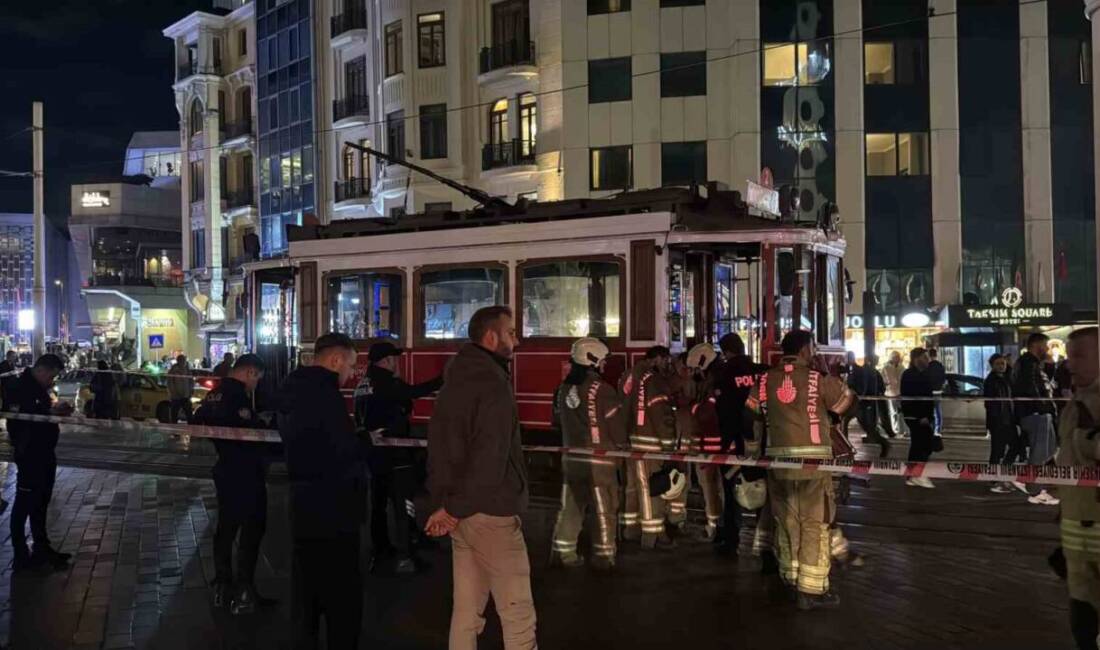 İstanbul Beyoğlu'ndaki İstiklal Caddesi'nde nostaljik tramvayda çıkan yangın, saat 19.45'te