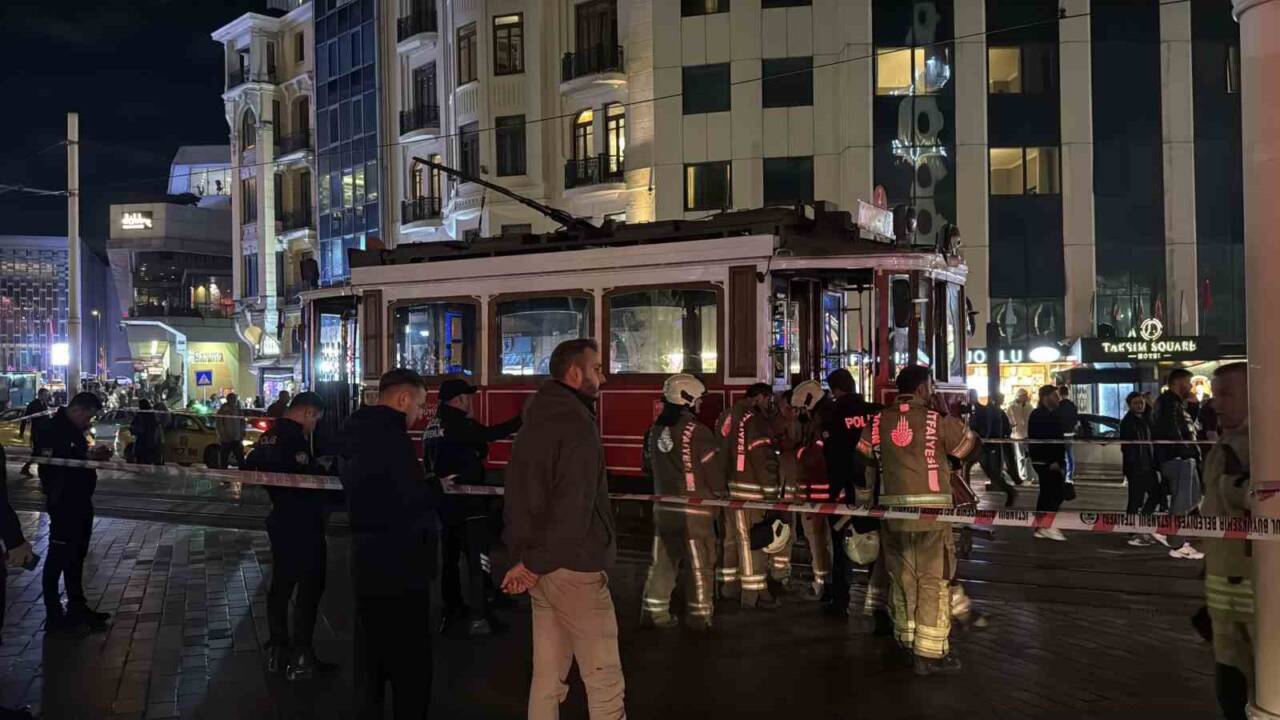 İstanbul Beyoğlu'ndaki İstiklal Caddesi'nde nostaljik tramvayda çıkan yangın, saat 19.45'te