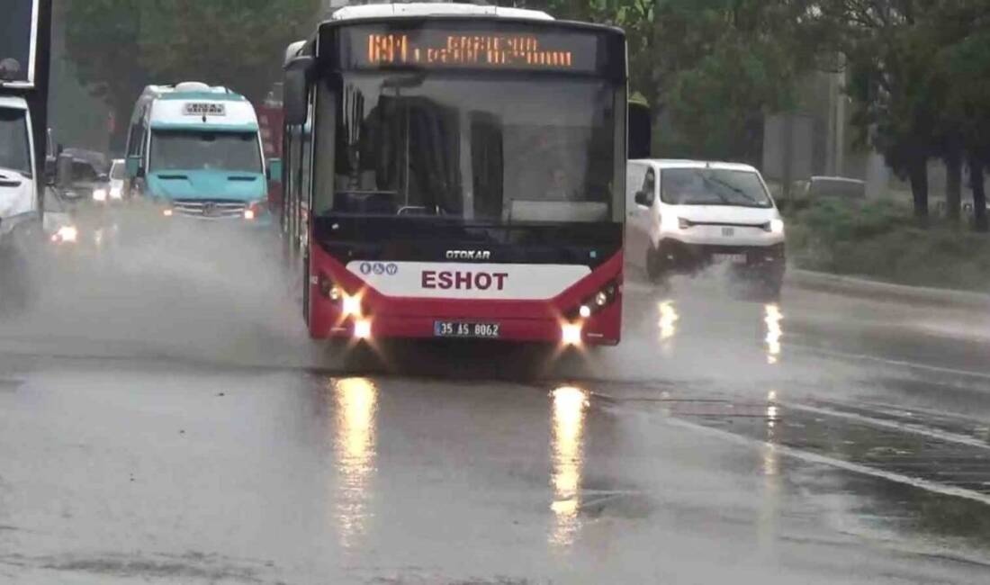 İzmir'de sabah saatlerinde başlayan sağanak yağış, hayata olumsuz etki yaparak