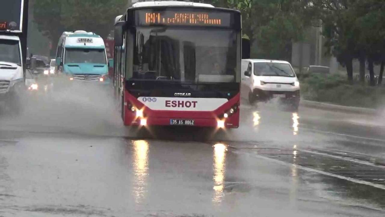 İzmir'de sabah saatlerinde başlayan sağanak yağış, hayata olumsuz etki yaparak