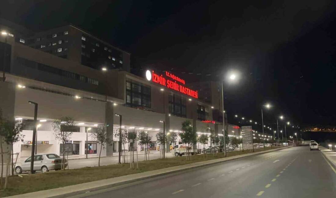 İzmir'in Bayraklı ilçesinde iki grup arasındaki tartışma silahlı kavgaya dönüştü.