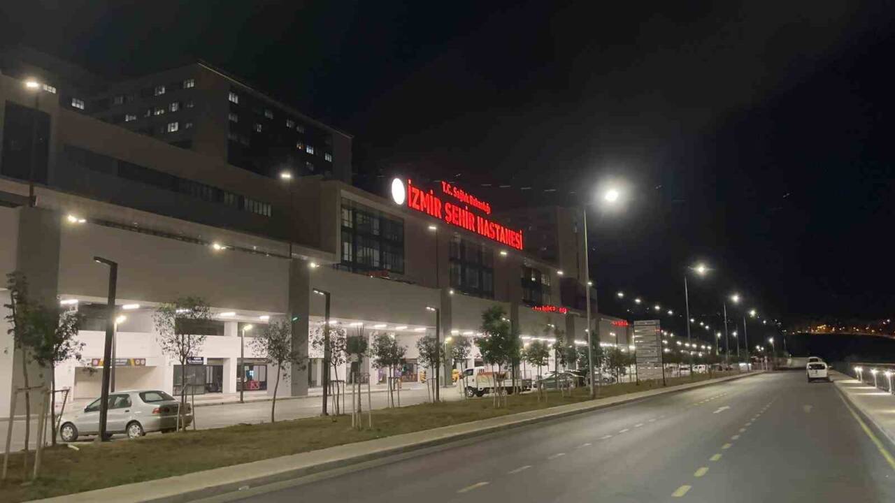 İzmir'in Bayraklı ilçesinde iki grup arasındaki tartışma silahlı kavgaya dönüştü.