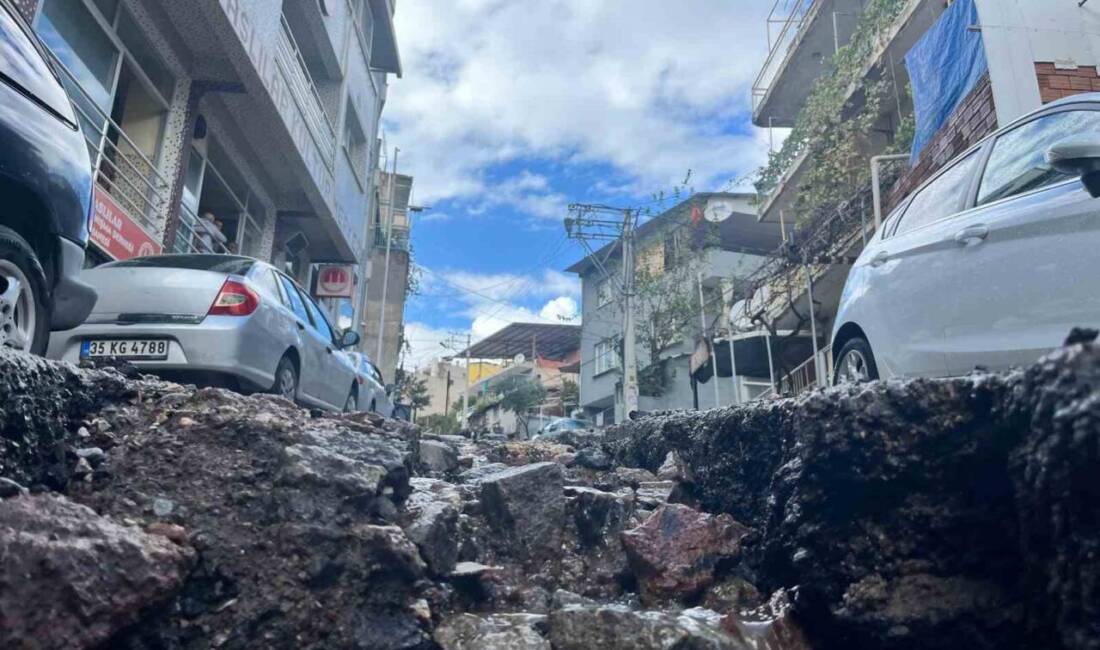 İzmir'in Bayraklı ilçesinde etkili olan sağanak yağış, altyapı sorunları nedeniyle