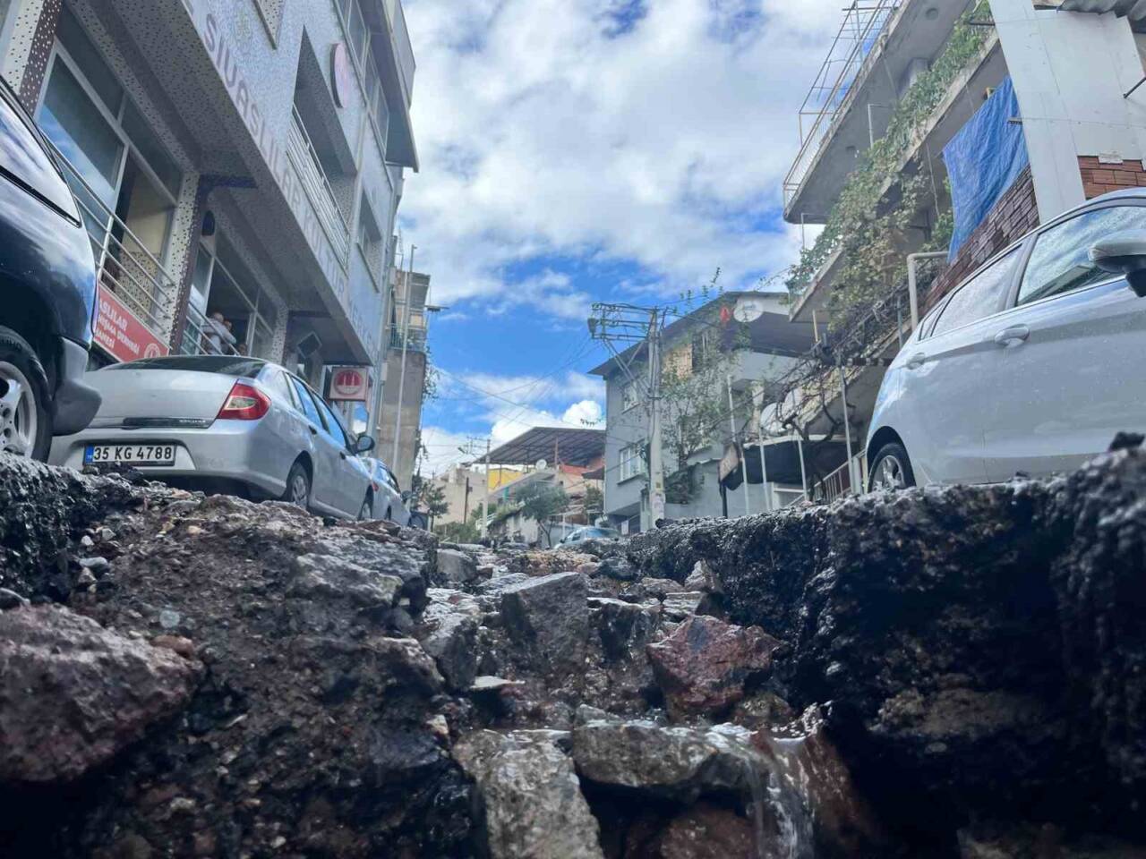 İzmir'in Bayraklı ilçesinde etkili olan sağanak yağış, altyapı sorunları nedeniyle