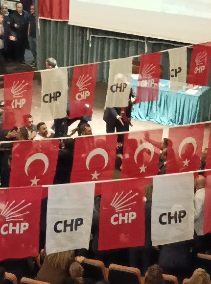 Kahramanmaraş'ta CHP'nin İl Kongresi esnasında iki grup arasında tartışma sonrası