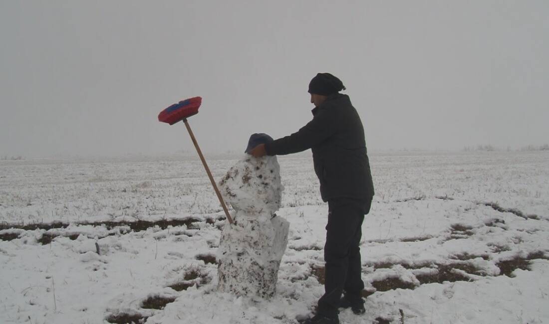 Kars’ta gece saatlerinde başlayan sağanak, yüksek kesimlerde kar yağışına dönüştü.