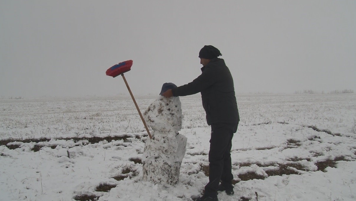 Kars’ta gece saatlerinde başlayan sağanak, yüksek kesimlerde kar yağışına dönüştü.