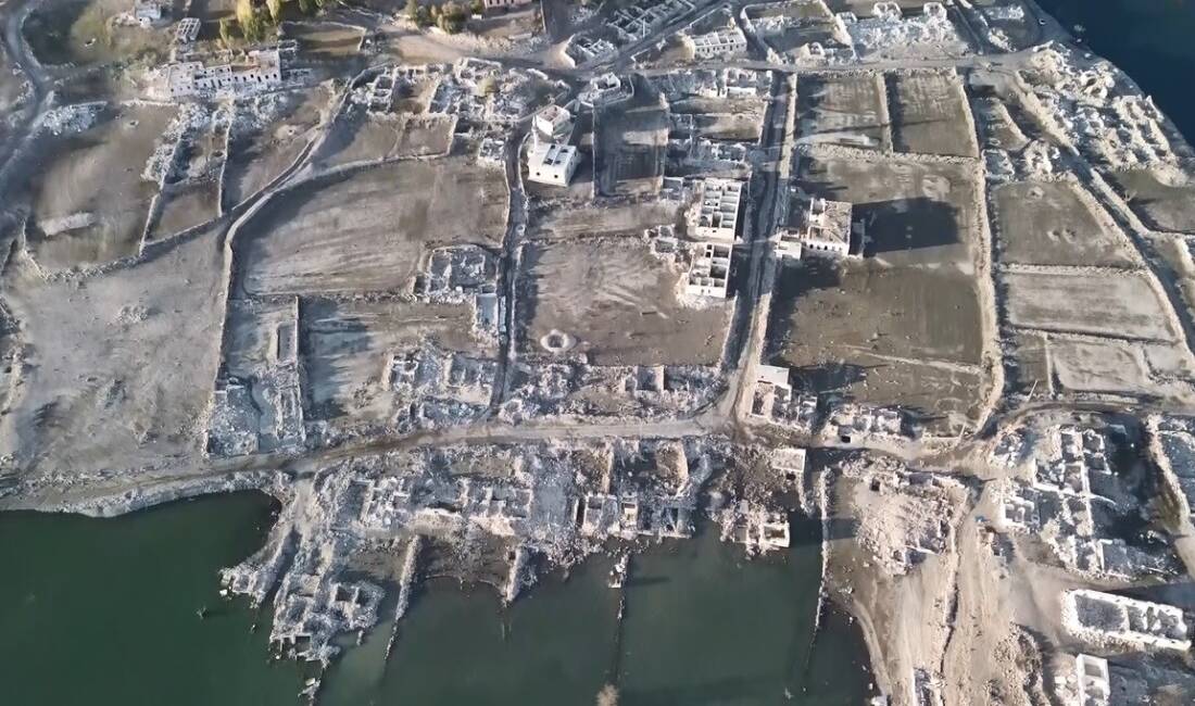 Kars'ın Sarıkamış ilçesindeki Karakurt Barajı'nın su seviyesinin 50 metre çekilmesiyle,