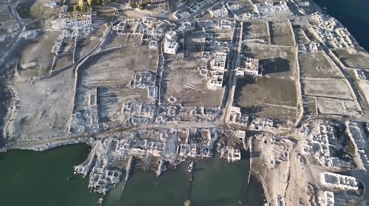 Kars'ın Sarıkamış ilçesindeki Karakurt Barajı'nın su seviyesinin 50 metre çekilmesiyle,