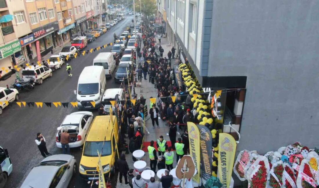 Kartal'da yeni açılan bir mağazanın indirim kampanyası yoğun ilgi gördü.