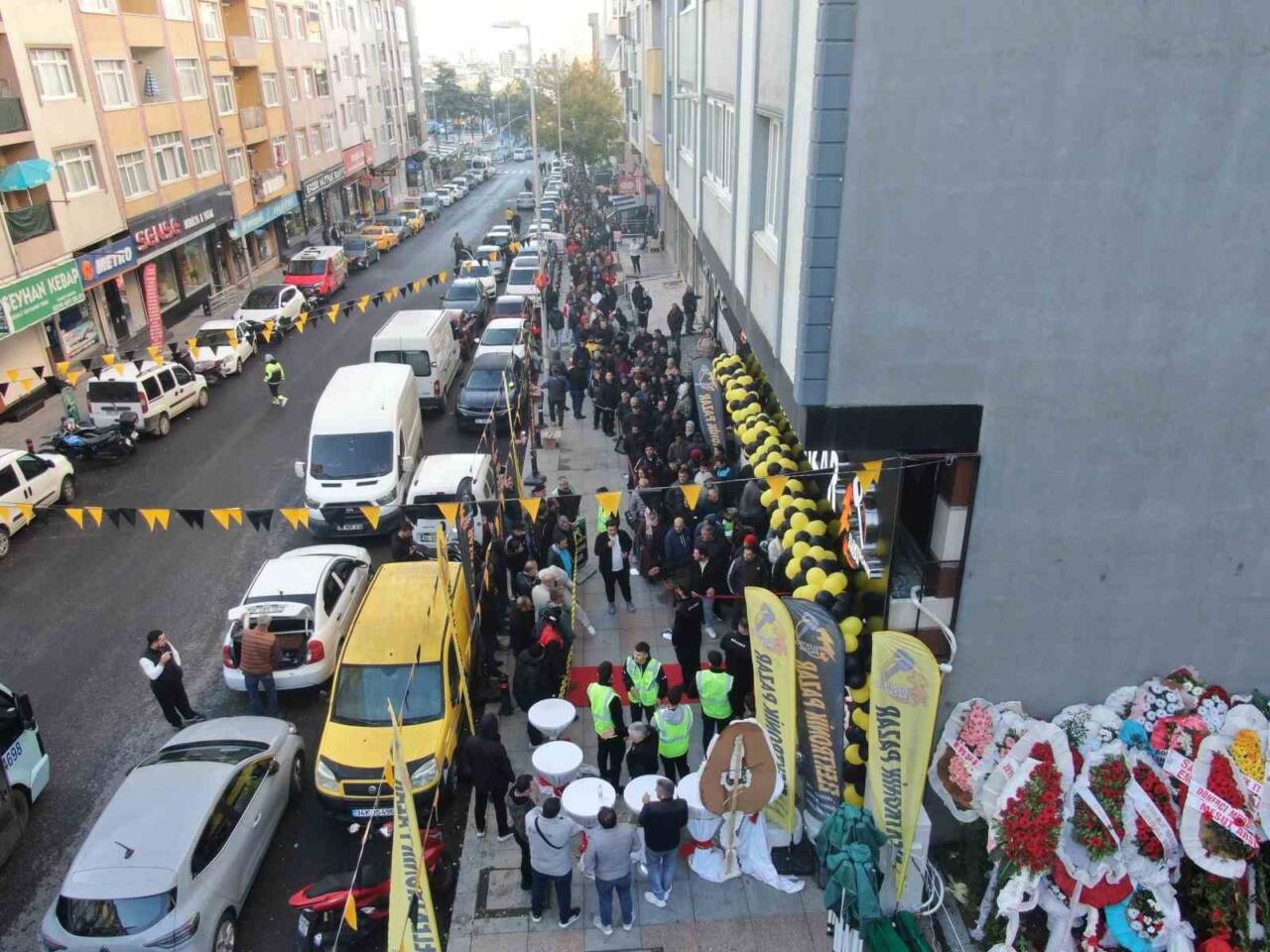Kartal'da yeni açılan bir mağazanın indirim kampanyası yoğun ilgi gördü.