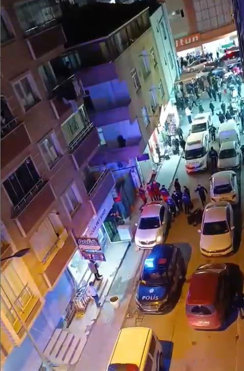 İstanbul Esenyurt'ta meydana gelen motosiklet kazasında yaralıların yakınları, hastaneye götürülmeleri