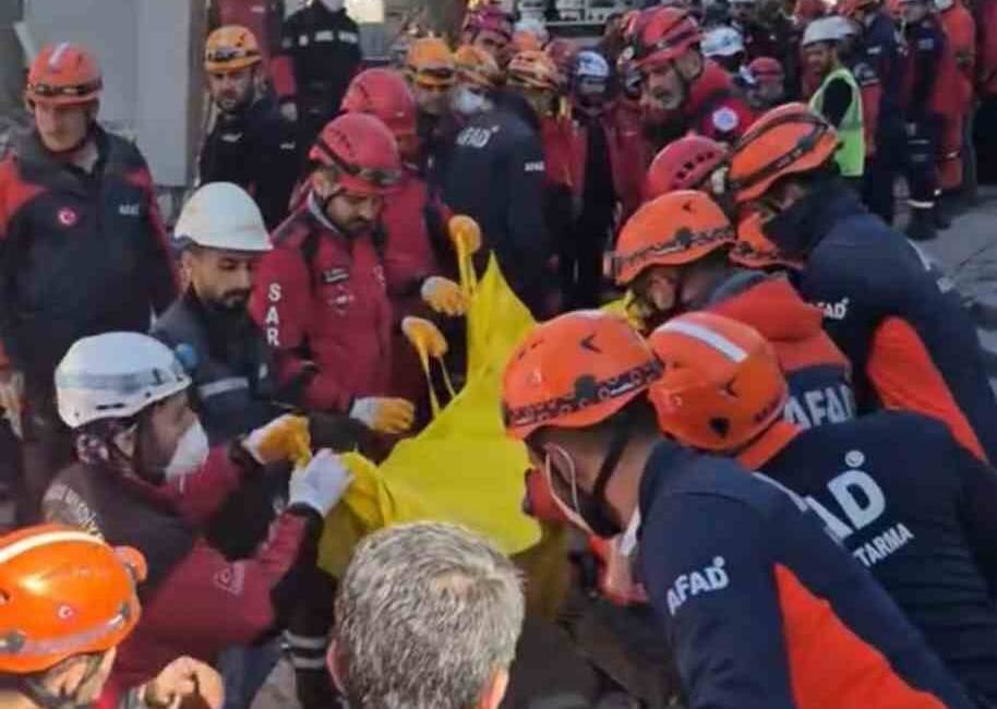 Kocaeli'nin Gebze ilçesinde bir bina çökmesi sonucu 5 kişilik Bilir