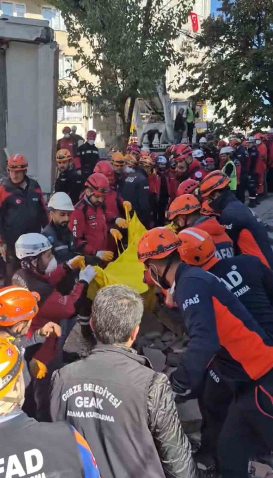 Kocaeli'nin Gebze ilçesinde bir bina çökmesi sonucu 5 kişilik Bilir
