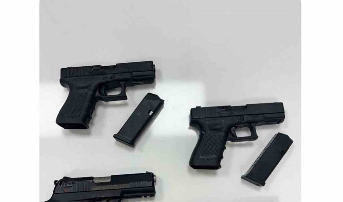 Mardin’in Artuklu ilçesinde bir araçta gerçekleştirilen aramada 4 ruhsatsız tabanca