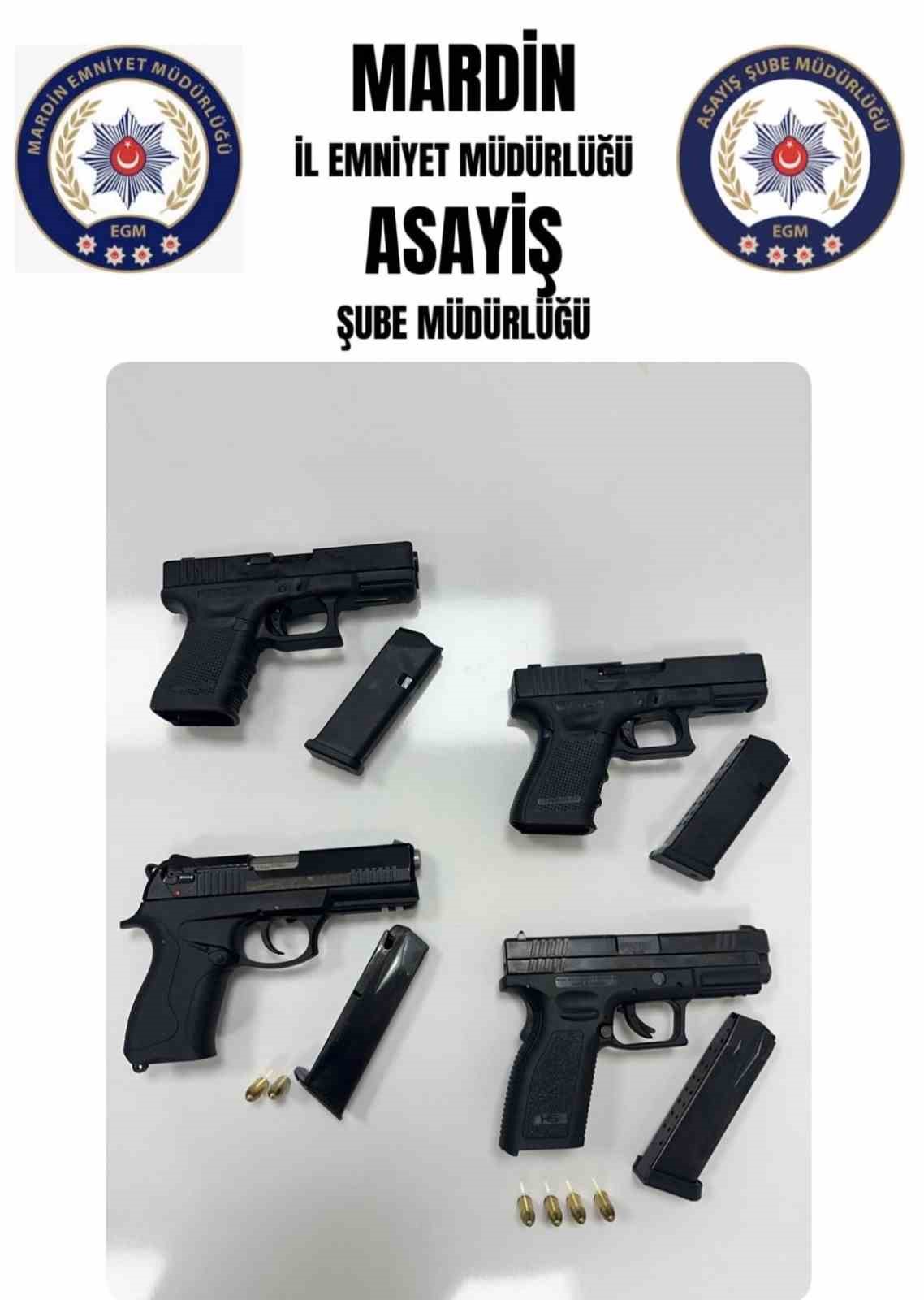 Mardin’in Artuklu ilçesinde bir araçta gerçekleştirilen aramada 4 ruhsatsız tabanca