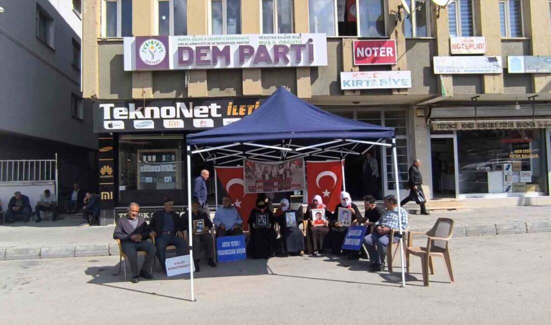 Muş’ta DEM Parti İl Başkanlığı önünde bir araya gelen aileler,