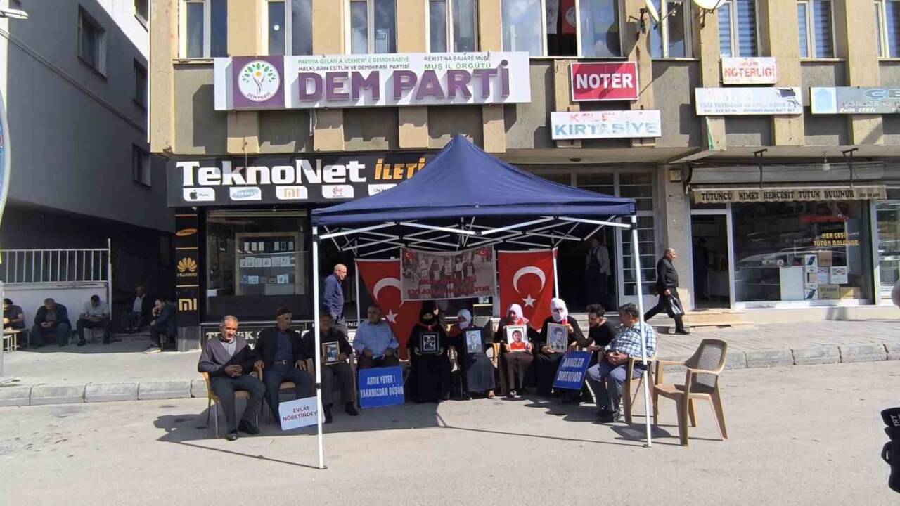 Muş’ta DEM Parti İl Başkanlığı önünde bir araya gelen aileler,