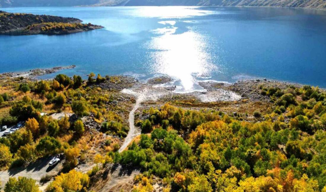Bitlis'in Nemrut Dağı, sonbaharda renk cümbüşü ile göz dolduruyor. Ağaçların