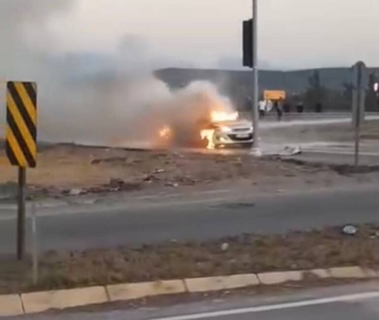 Osmaniye'de D-400 karayolu Toprakkale-Mustafabeyli Kavşağı'ndaki ışıklı kavşakta bekleyen bir otomobilde