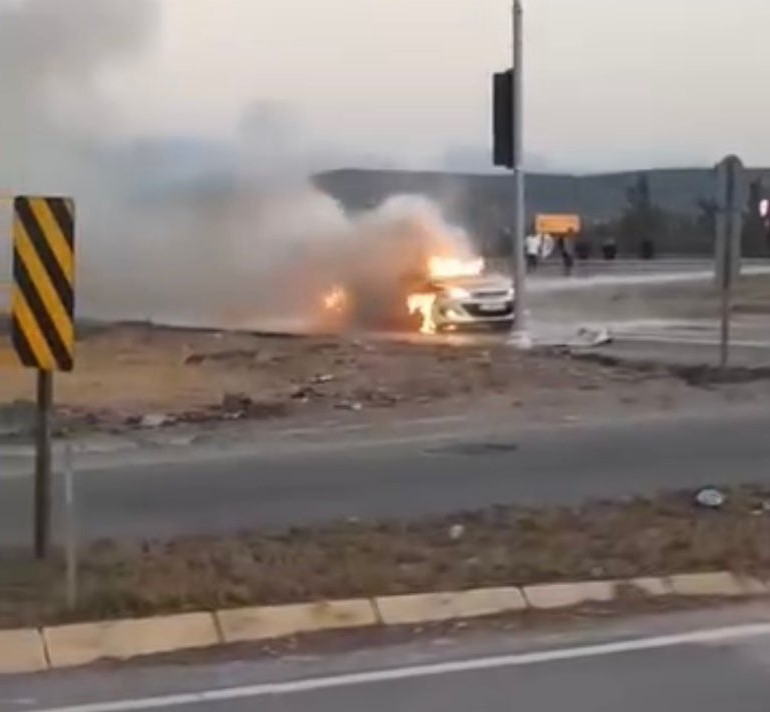 Osmaniye'de D-400 karayolu Toprakkale-Mustafabeyli Kavşağı'ndaki ışıklı kavşakta bekleyen bir otomobilde