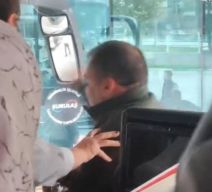 Bursa'nın Gemlik ilçesinde bir otobüs yolcusunun babası, otobüs şoförüyle tartışarak