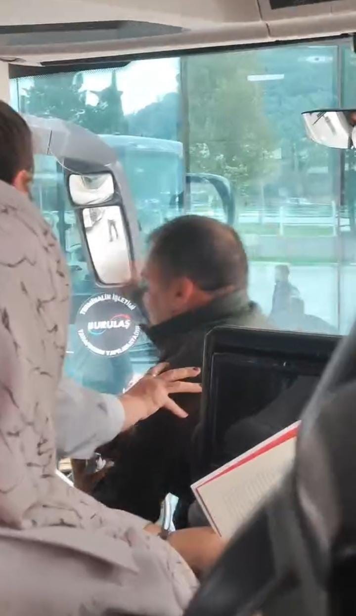 Bursa'nın Gemlik ilçesinde bir otobüs yolcusunun babası, otobüs şoförüyle tartışarak