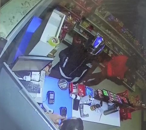 Adana’nın Yüreğir ilçesinde, kasklı iki şüpheli petrol istasyonunun marketini soyarak