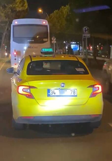 İstanbul'un Sancaktepe ilçesinde, 34 TDV 78 plakalı bir ticari taksi,