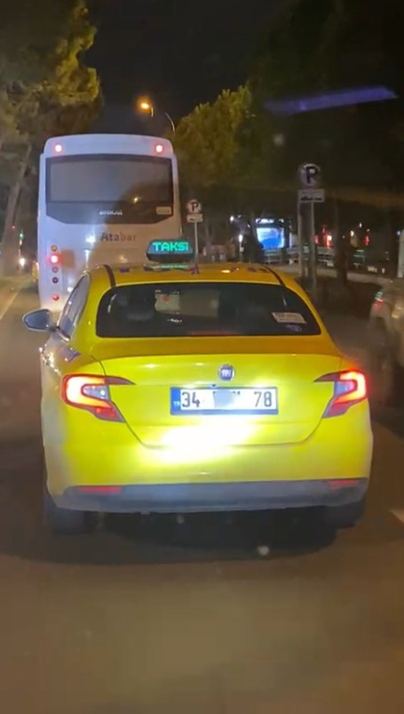 İstanbul'un Sancaktepe ilçesinde, 34 TDV 78 plakalı bir ticari taksi,