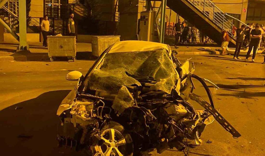 Şanlıurfa'nın Haliliye ilçesinde Şiyar Yıldız'ın kullandığı otomobil, üst geçidin merdivenlerine