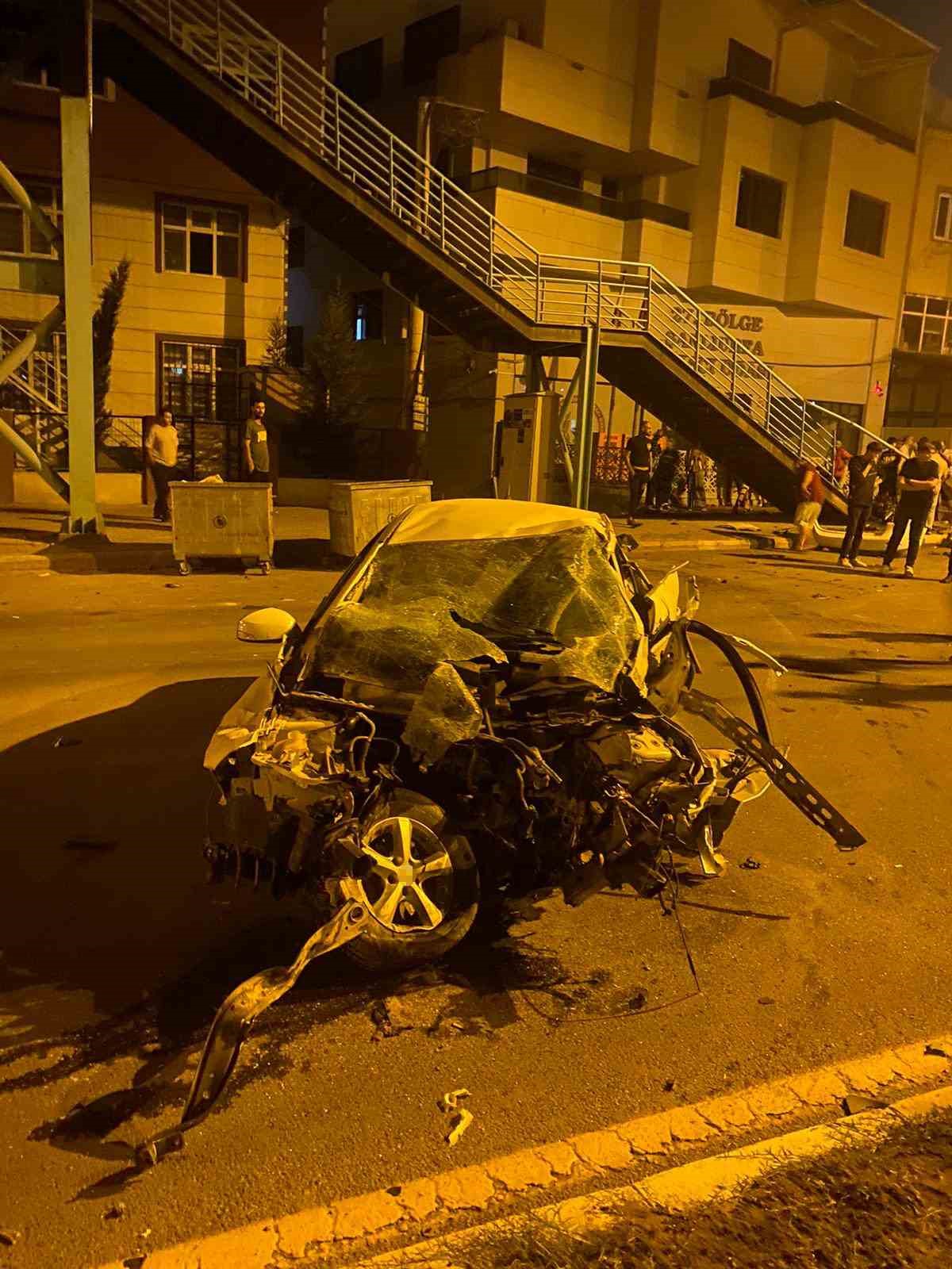 Şanlıurfa'nın Haliliye ilçesinde Şiyar Yıldız'ın kullandığı otomobil, üst geçidin merdivenlerine