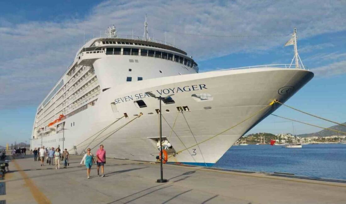 Muğla'nın Bodrum ilçesine gelen "Seven Seas Voyager" yolcu gemisi, 674