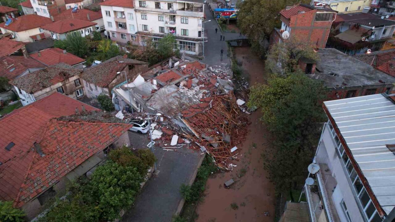 Balıkesir'in Sındırgı ilçesinde meydana gelen 6.1 büyüklüğündeki deprem, büyük yıkıma