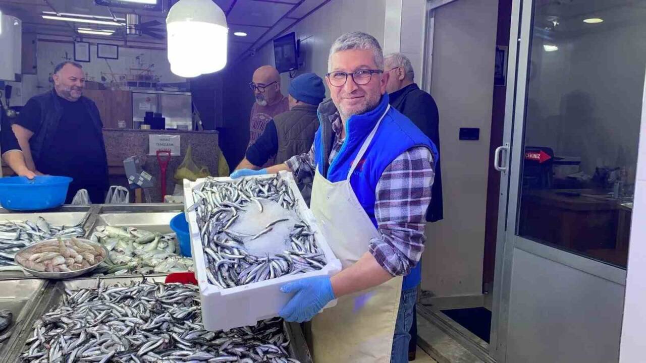 Sinop’ta av sezonunun başlamasıyla hamsi bolluğu yaşanıyor. Balıkçı Serdar Karaahmetoğlu,